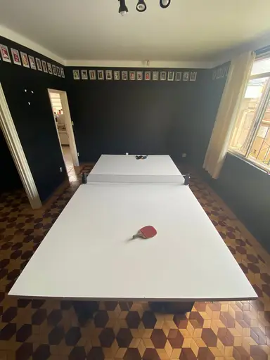 Área de lazer com mesa de ping pong